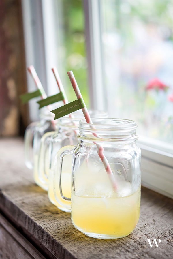 mason jar avec anse pour decoration de mariage rustique, avec pailles rayées roses et blanches